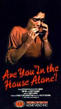 Постер фильма: Ты одна дома?